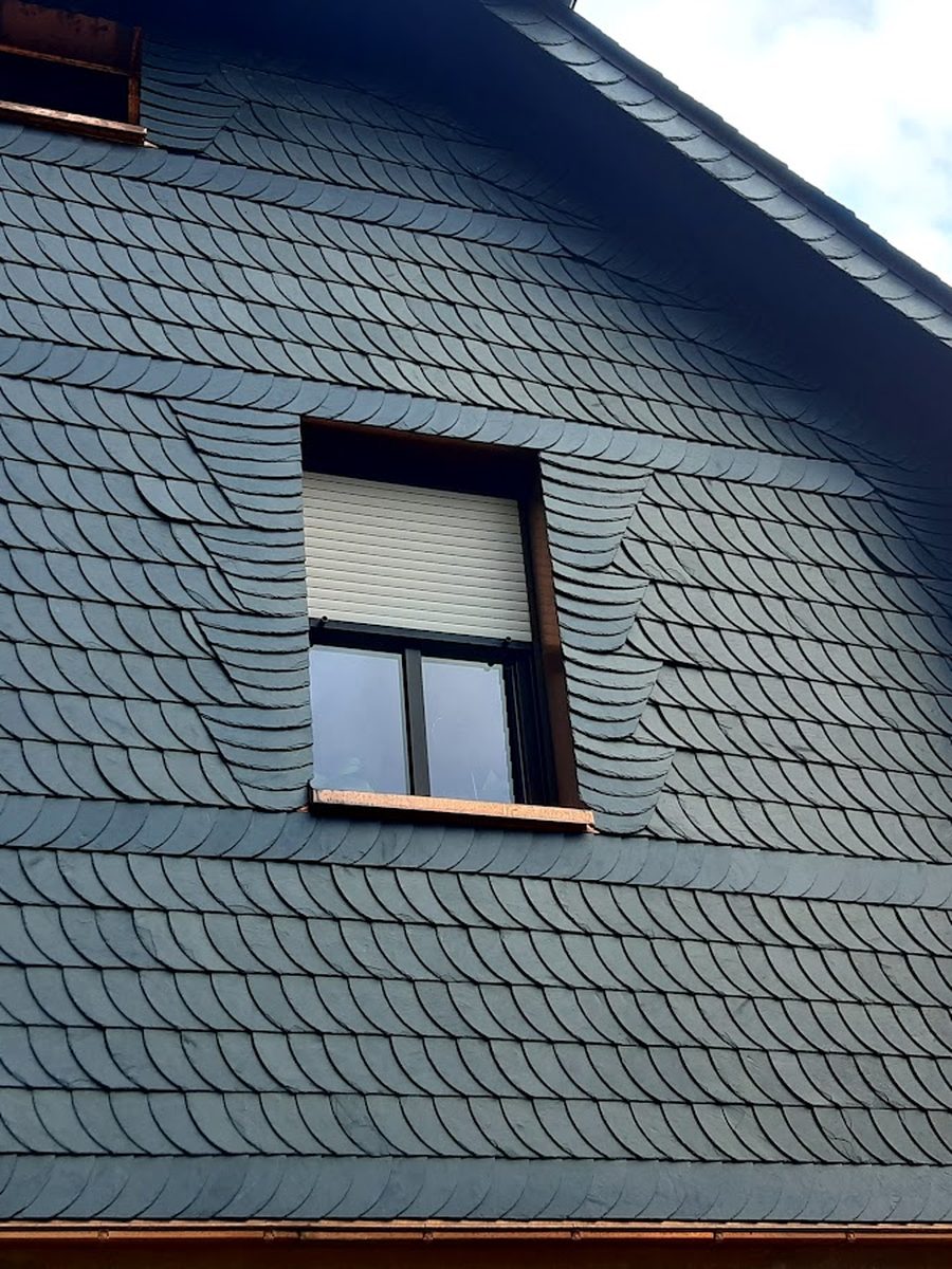 Hauswand mit Schieferfassade und Fenster