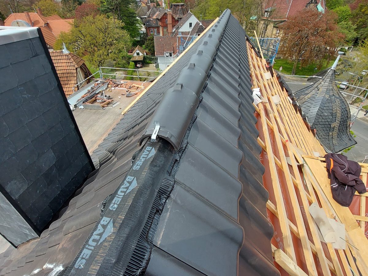 Dach im Bau, neue Eindeckung auf der Lattung